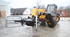 Teleskopický manipulátor Caterpillar TH407 v úpravě „Agro Version“ pracuje na ekofarmě v Hartmanicích