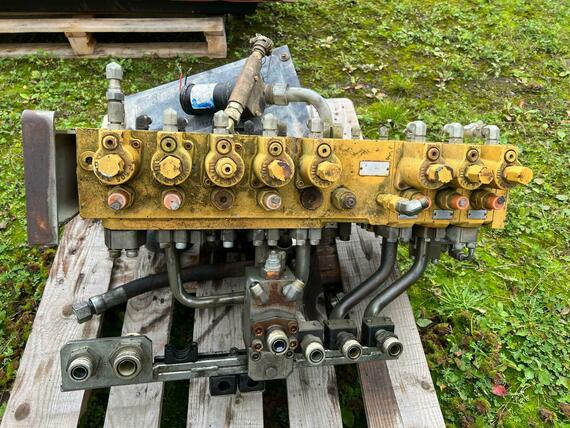 Díly na  CAT M 315-HYDRAULICKÝ ROZVADĚČ