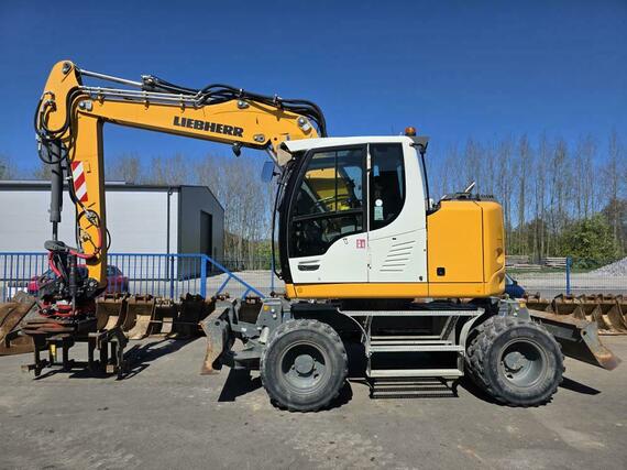 Kolový bagr Liebherr A913, r.v. 2020, 6.686 mth, Rototilt