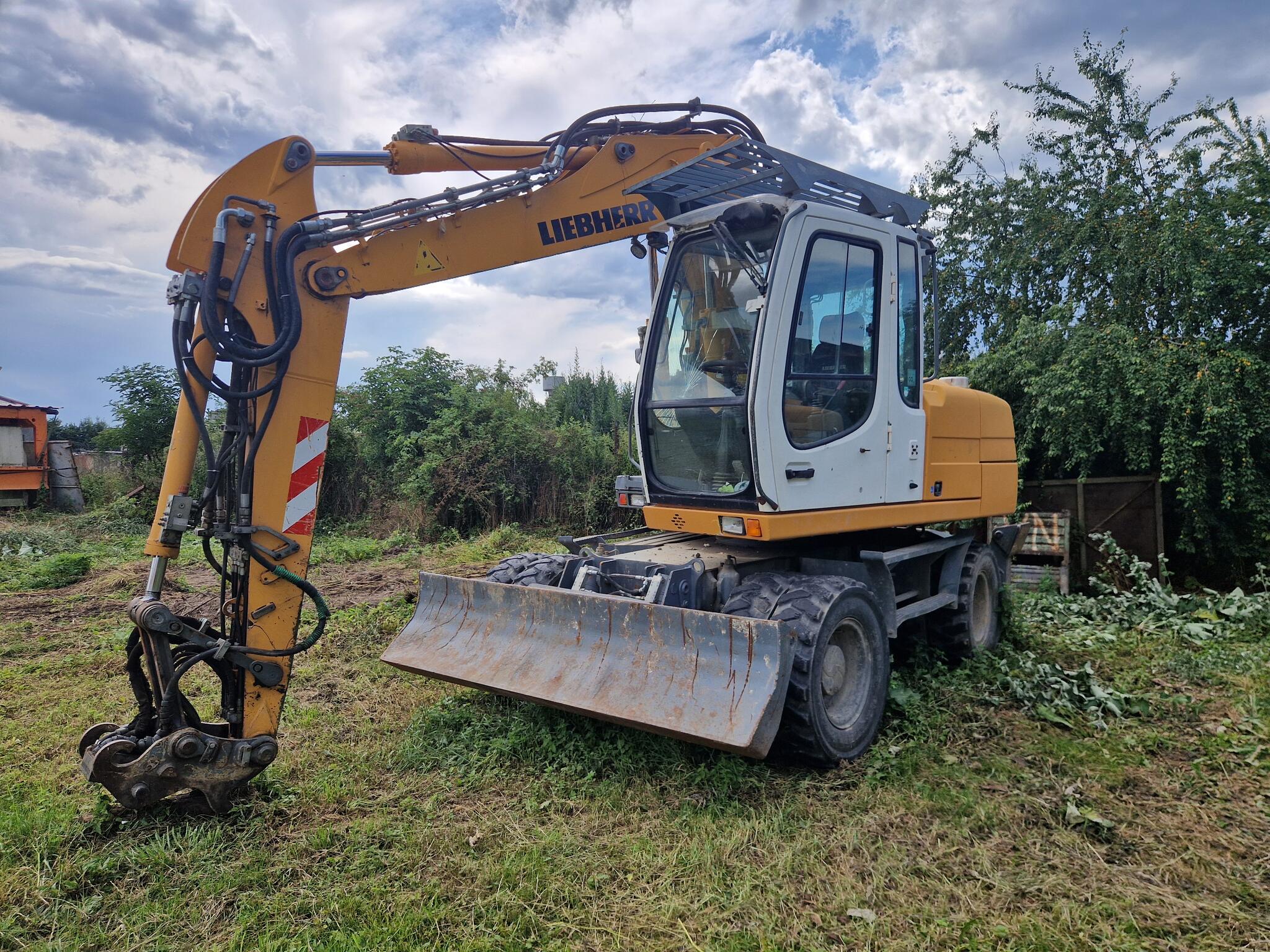 LIEBHERR 312 kolový bagr LIEBHERR A312