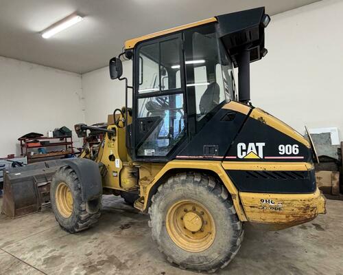 CATERPILLAR 906 + lžíce a vidle 