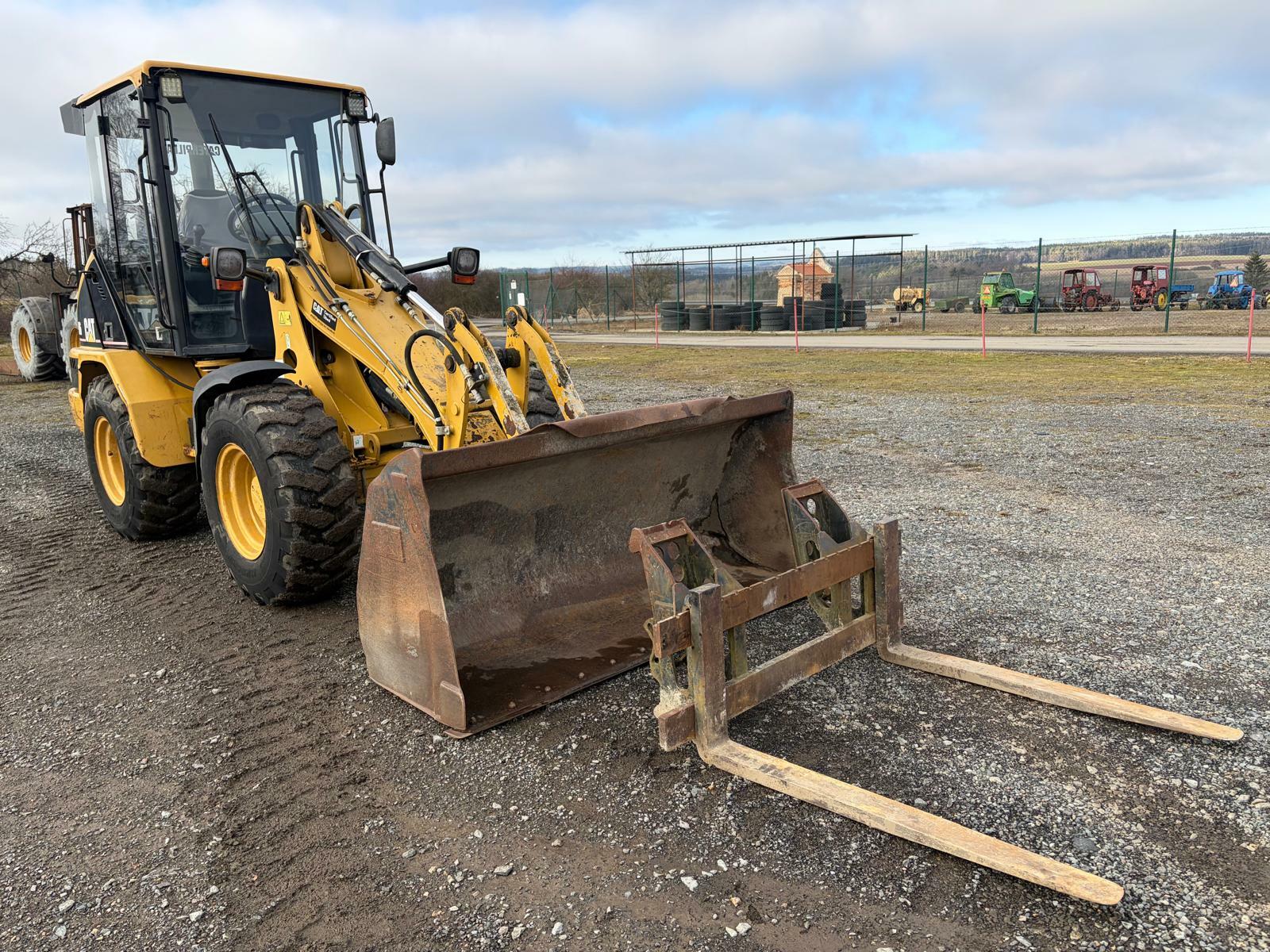  CATERPILLAR 906 + lžíce a vidle