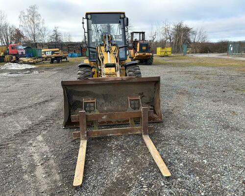 CATERPILLAR 906 + lžíce a vidle 