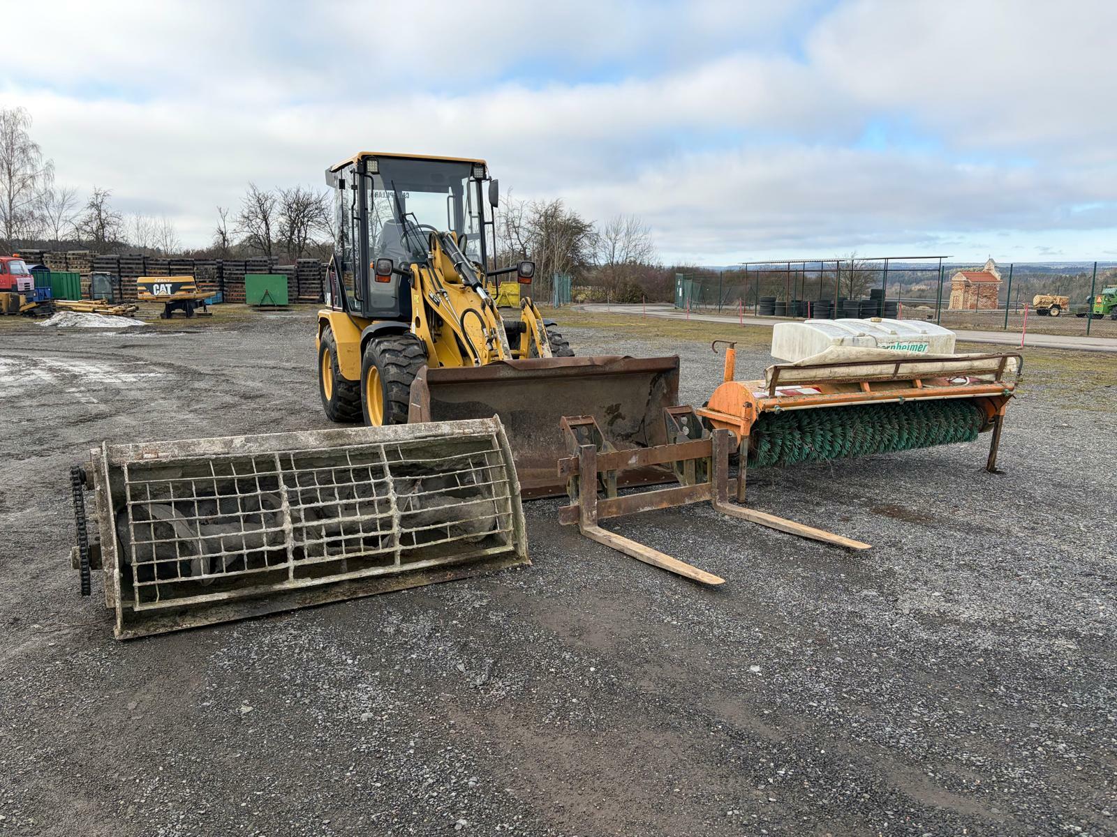 CATERPILLAR 906 + lžíce a vidle 