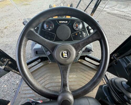 CATERPILLAR 906 + lžíce a vidle 