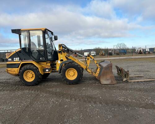 CATERPILLAR 906 + lžíce a vidle 