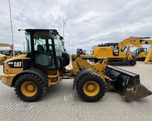 Caterpillar 908M
