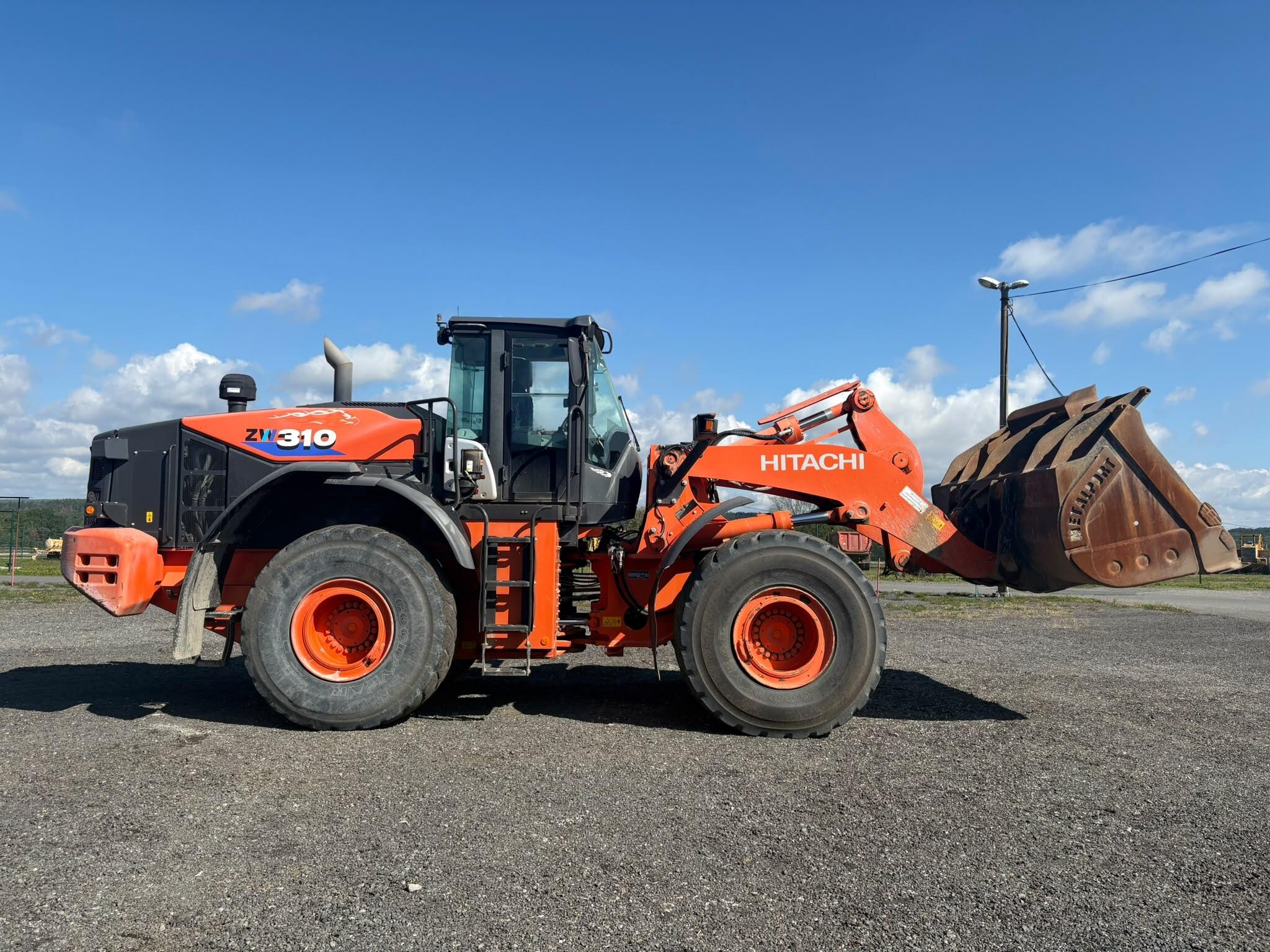 Hitachi ZW310-6