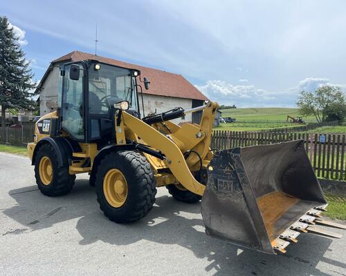 kolový nakladač Caterpillar CAT 908M lopata+vidle