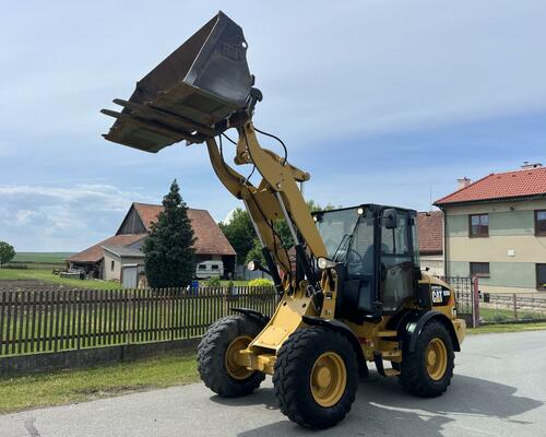 kolový nakladač Caterpillar CAT 908M lopata+vidle
