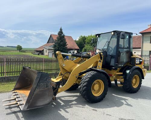 kolový nakladač Caterpillar CAT 908M lopata+vidle/6,5t