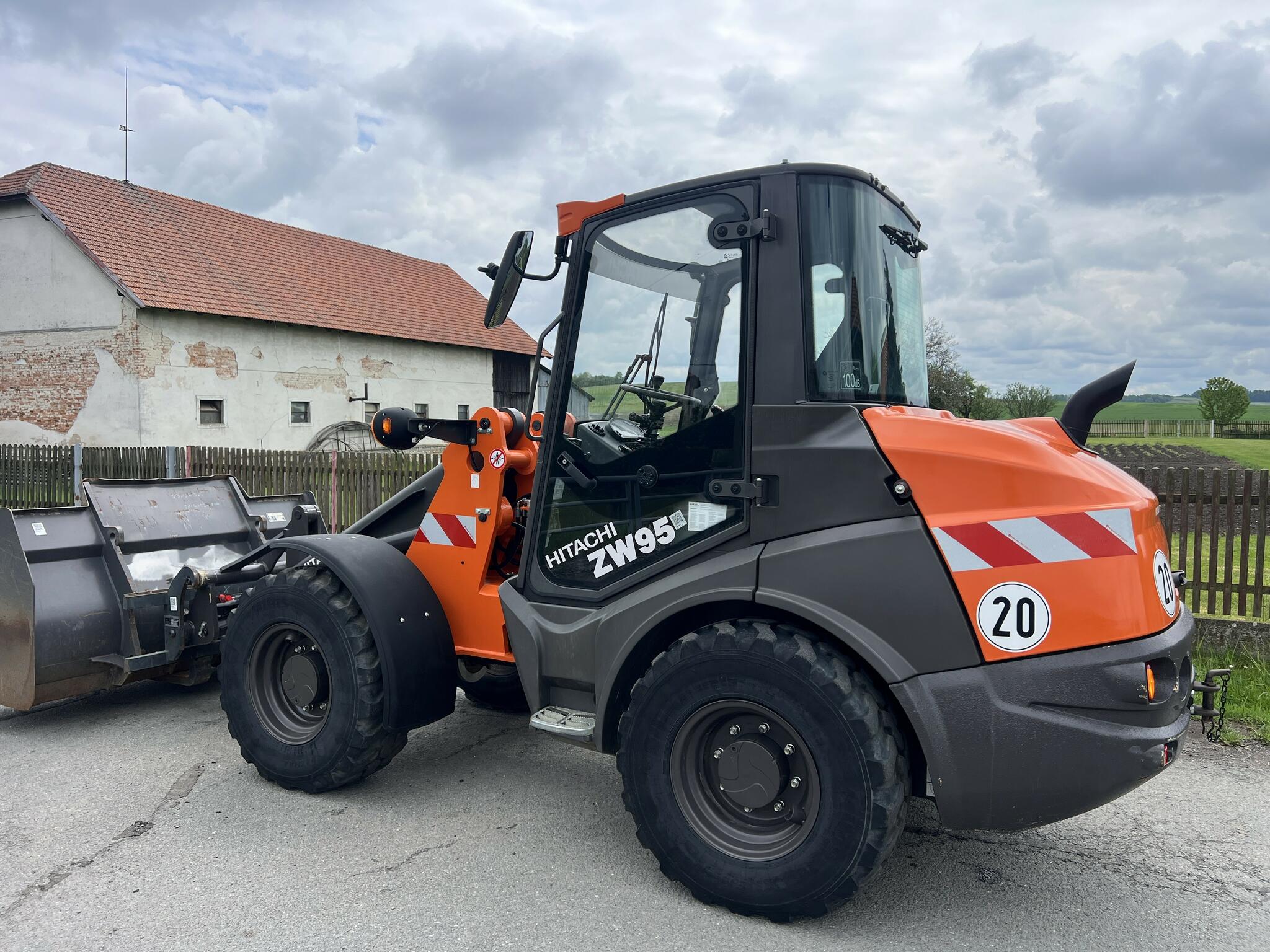 kolový nakladač HITACHI ZW95, pouze 744mth / vidle+lopata