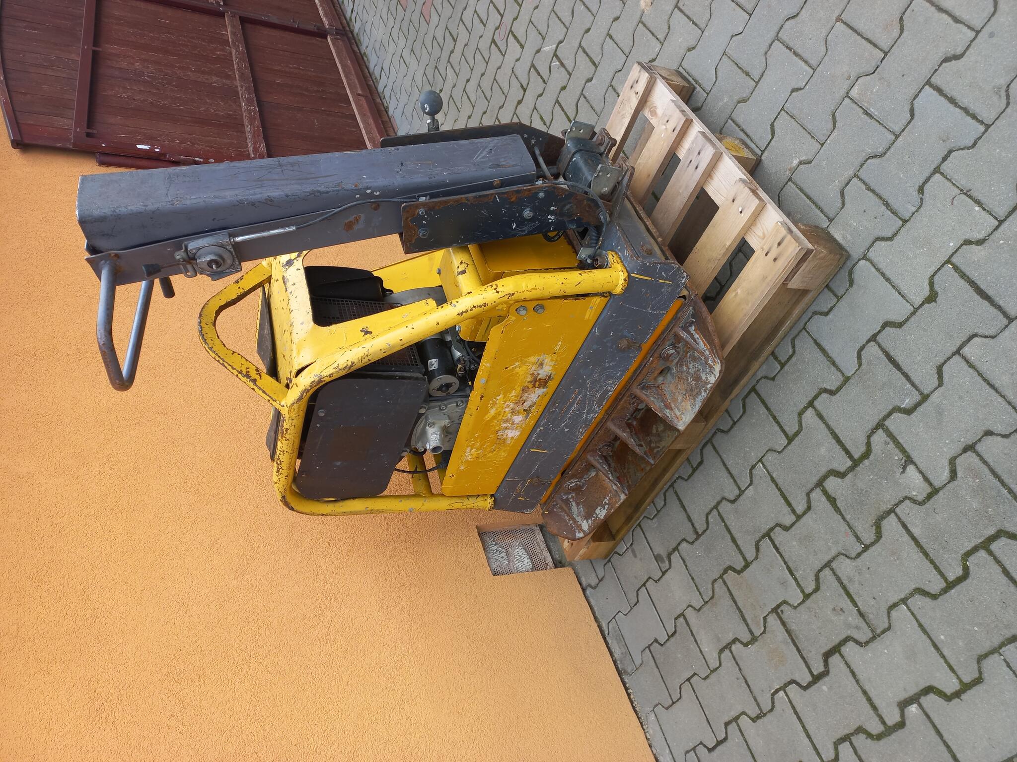 Vibrační deska Husqvarna, Dynapac LG500.