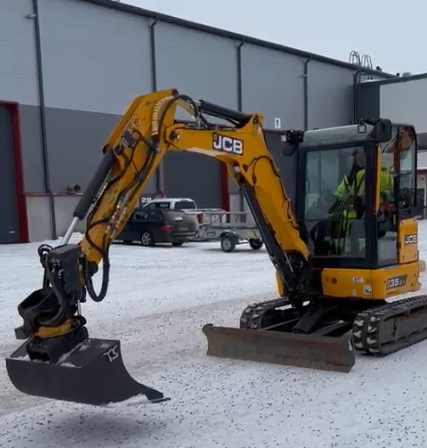 JCB 35Z s naklápěcím rotátorem Engcon, centr.mazání, A/C