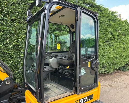 JCB 57C - 4 válec , zánovní pásy, pěkný stav