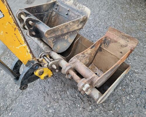 JCB 8018 2009 - 4350mth - 3 lžíce - Rezervace