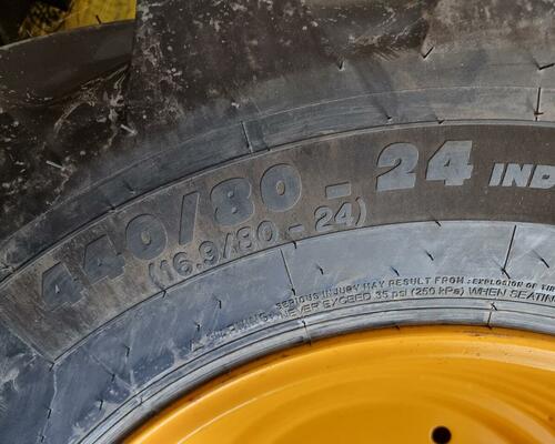 Pneu 16,9/80-24 Michelin Power CL + disk na JCB 3CX Super