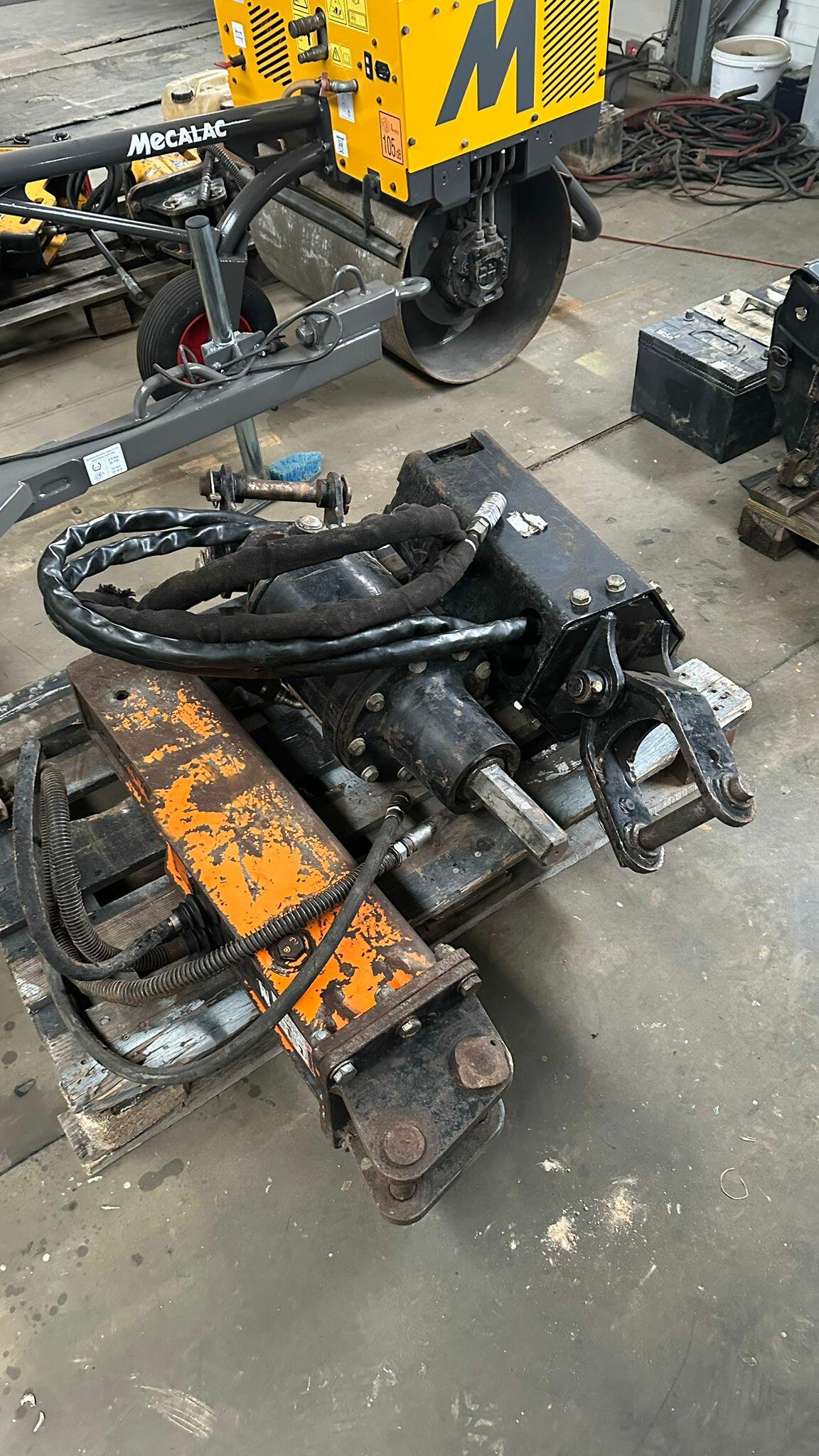 Použité kladivo Caterpillar CAT A70 + vrták CAT 15 cm, NOVÉ