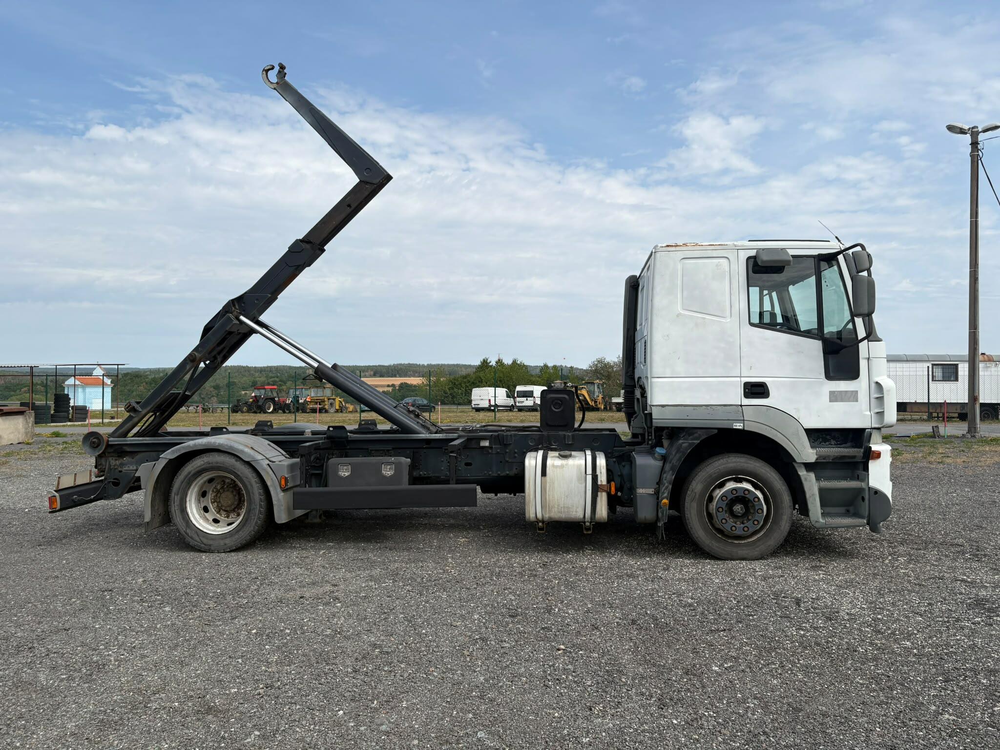 IVECO AT190S36 -  VHODNÉ NA PŘEPRAVUI STAVEBNÍCH STROJŮ
