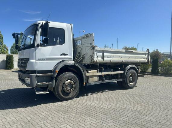 MB AXOR 1829 K, třístranný sklápěč