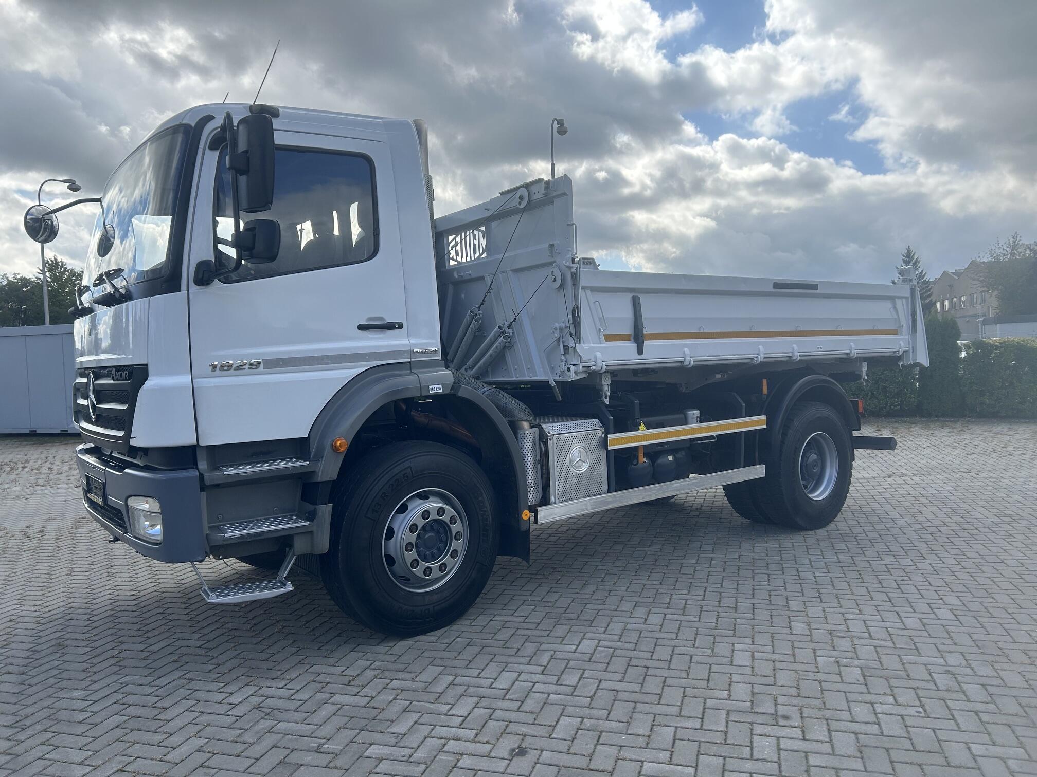 MB AXOR 1829 K, třístranný sklápěč