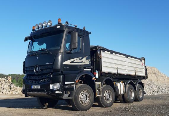 Sklápěč MB AROCS 3245 8x4 S3 Bordmatic TERMOKORBA / el.plachta CRAMARO / tažné / ALU disky / souprava 80.000 kg