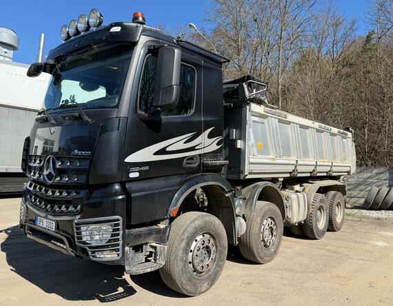 Sklápěč MB AROCS 3246 8x4 MEILELR S3 BORDMATIC / elektrická plachta (ca. půl roku stará) / TAŽNÉ