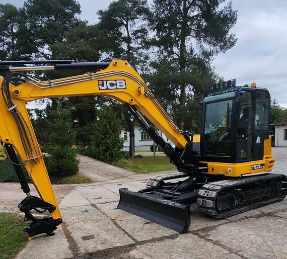 Předváděcí JCB 100C-2 v plné výbavě, 3 okruhy, naklápění radlička