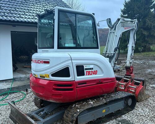 Takeuchi TB240 POWERTILT
