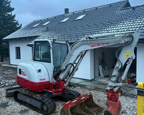 Takeuchi TB240 POWERTILT