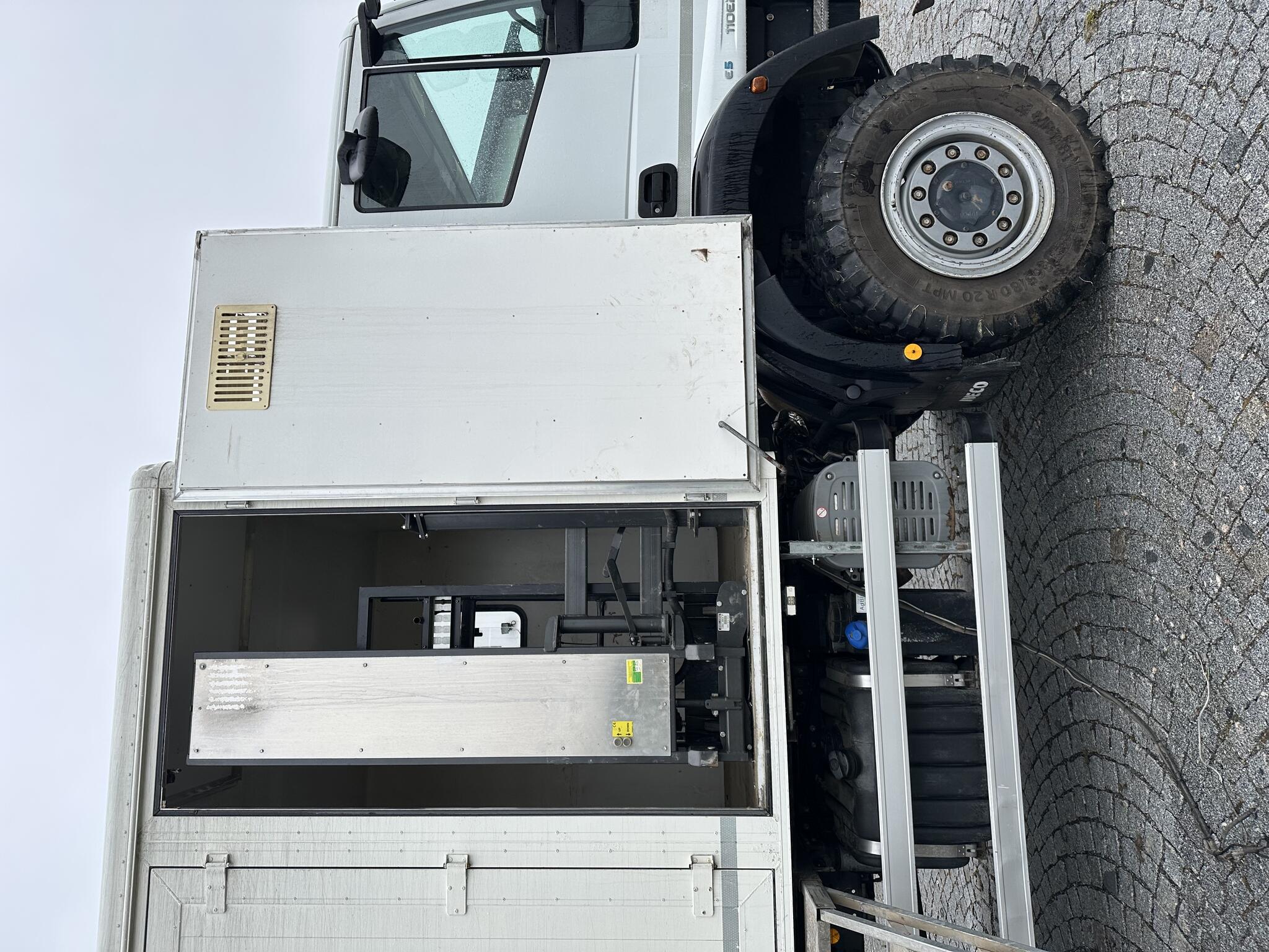 Hydraulická plošina pro autogen, 300 kg, včetně hydraulického agregátu.