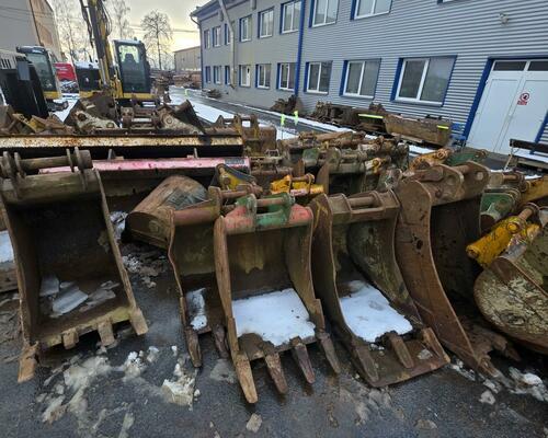 Lžíce/lopaty ke stavebním strojům, cca 100 ks, 59 Kč/kg