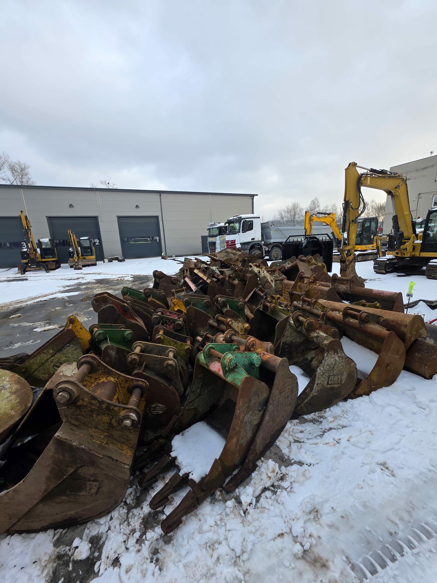 Lžíce/lopaty ke stavebním strojům, cca 200 ks, 59 Kč/kg