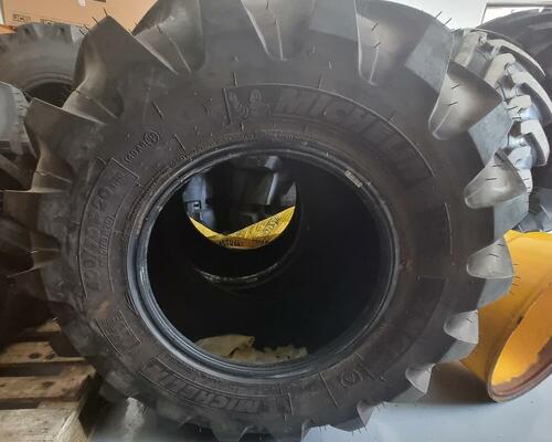 Michelin XMCL 16/70-20 (400/70-20) s disky (8 děr) - JCB TM 180-220, JCB 406 407 409