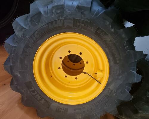 Michelin XMCL 16/70-20 (400/70-20) s disky (8 děr) - JCB TM 180-220, JCB 406 407 409