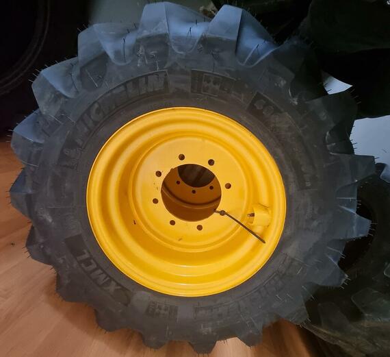 Michelin XMCL 16/70-20 (400/70-20) s disky (8 děr) - JCB TM 180, TM 220