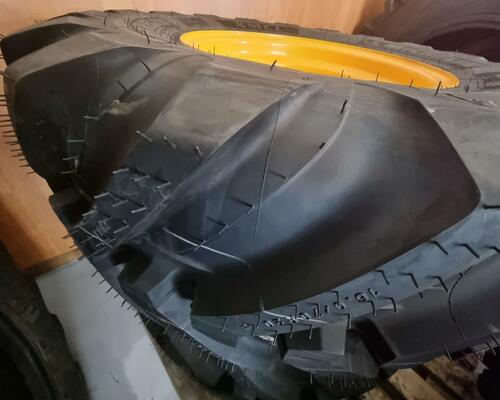 Michelin XMCL 16/70-20 (400/70-20) s disky (8 děr) - JCB TM 180, TM 220