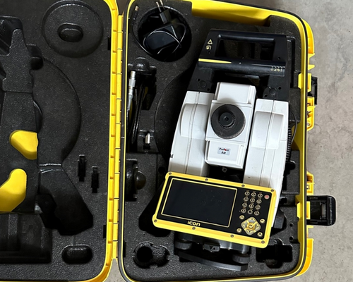 Nivelační souprava Leica z grejdru Case