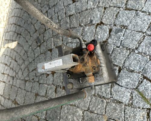 Nosič rezervy, hydraulický včetně ruční pumpy.