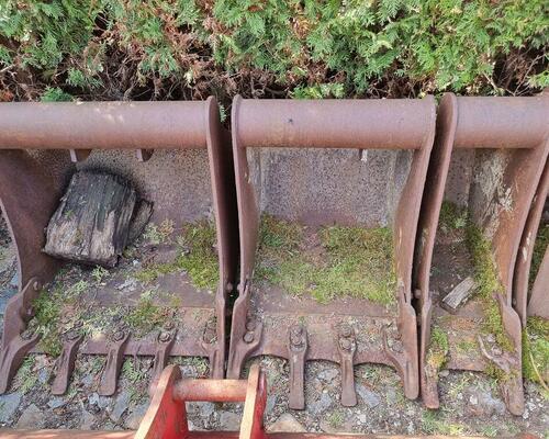 Prodám sadu pro JCB - rychloupínák + 4 lžíce 