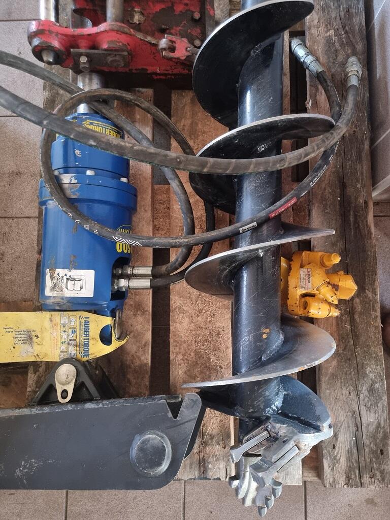 Půjčím/prodám vrták 300 pro stroje 2,5 - 4t (JCB, Cat, Kubota atd.)