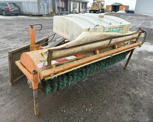 Zametací koště a míchací lžíce na beton  