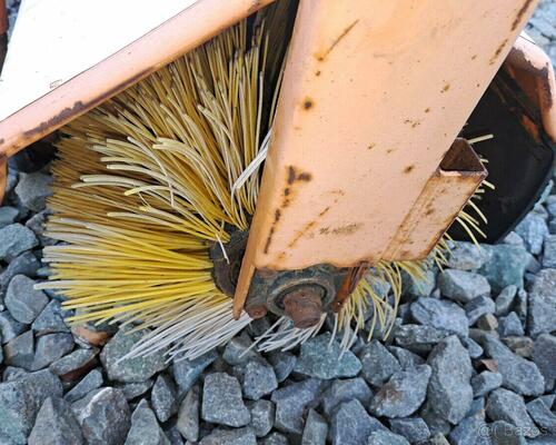 Zametací koště kartáč čelní natáčecí pro multicar