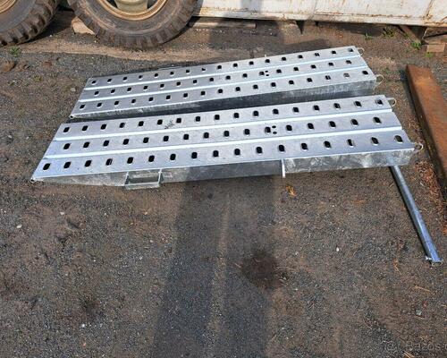 Nájezdy výklopné pro přívěs-nové nepoužité