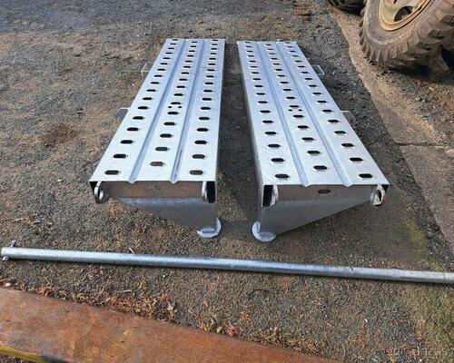 Nájezdy výklopné pro přívěs-nové nepoužité
