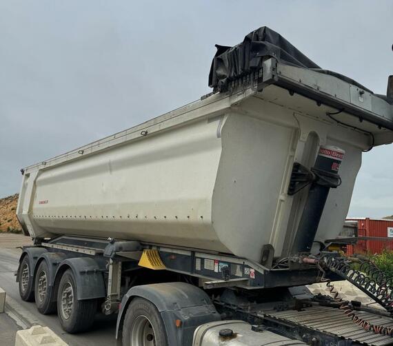 SCHWARZMÜLLER 27 m3 / 5.570 kg / 2x ZVEDACÍ NÁPRAVA / elektrická plachta / korba ALU s Hardox vložkou