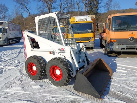 BOBCAT 825 SMYKOVÝ NAKLADAČ
