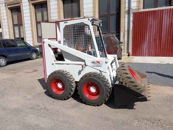 BOBCAT 825 SMYKOVÝ NAKLADAČ