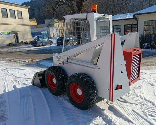 BOBCAT 825 SMYKOVÝ NAKLADAČ