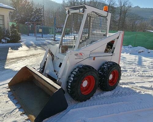 BOBCAT 825 SMYKOVÝ NAKLADAČ